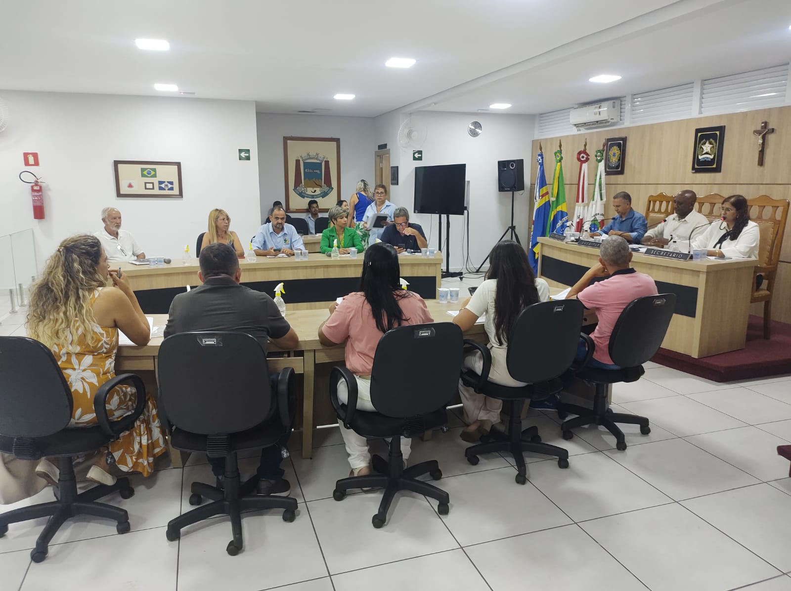 Comissão de Ética e Decoro entrega relatório e vereadora Alyne Mendes é advertida pela Câmara de Santos Dumont